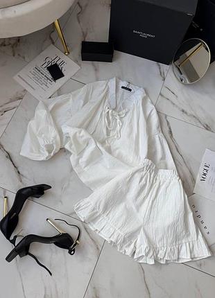 Жіночий лляний костюм двійка блуза на завʼязках і шорти з рюшами