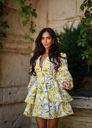 Яскрава сукня