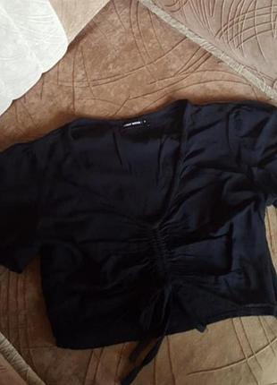 Короткая черная черного цвета на затяжках молнии молнии сбоку кофта кофточка черная черного цвета