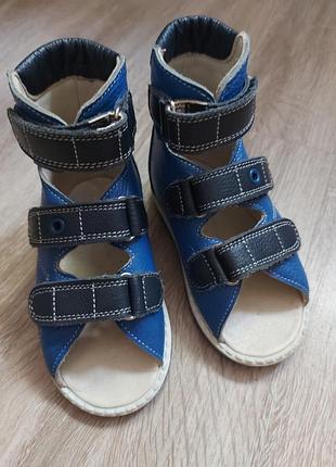 Шкіряні ортопедичні сандалі!! розмір 22, устілка 15 см..