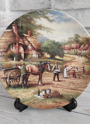 Декоративная фарфоровая тарелка wedgwood "planting potatoes" country days автор chris howells