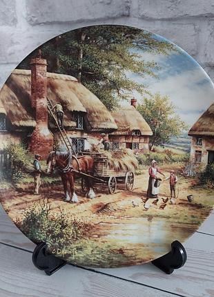 Декоративная фарфоровая тарелка wedgwood "mending the thatch" country days автор chris howells