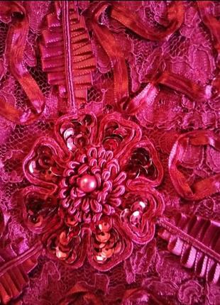 Гипюровая бордовая блуза с декором из ленточек и бусинок