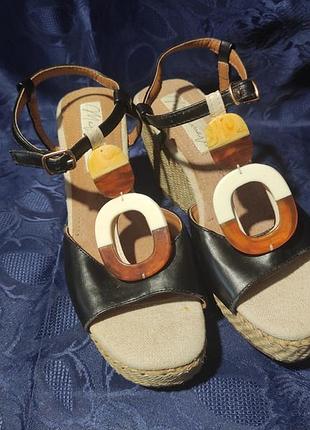 Женские босоножки