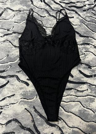 Жіноче чорне боді в рубчик з декором мережива