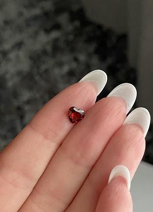 Натуральний рубін у формі серця