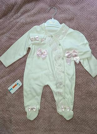 Человечек для девочки, белый с розовыми бантиками. 
размер 6-9 месяца. 
новый.
