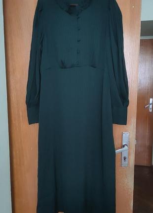 Платье новое, красочное,глубокого зеленого цвета.