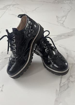 Чорні лаковані черевики