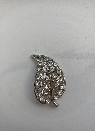Брошь листик вылизывает