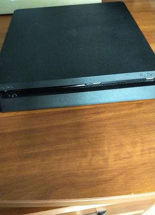 Игровая консоль sony play station 4 ; 500 гб ; отличное состояние ; 2 геймпада ; 4 гри на компакт-дисках ; 3 на жорсткому ; акаунт