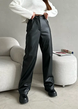 Женские чёрные брюки свободного кроя из эко-кожи на флисе 181ко