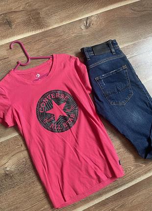 Яскрава футболка converse