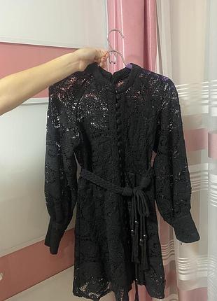Елегантна чорна мереживна сукня з поясом
