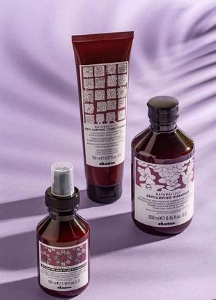 Уплотняющий шампунь davines natural tech replumping shampoo способствует уплотнению прядей, улучшая их текстуру.