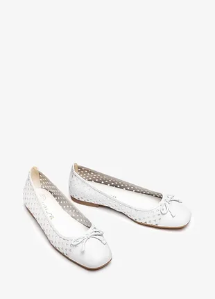 Белые кожаные балетки с перфорацией unisa, новая коллекция.