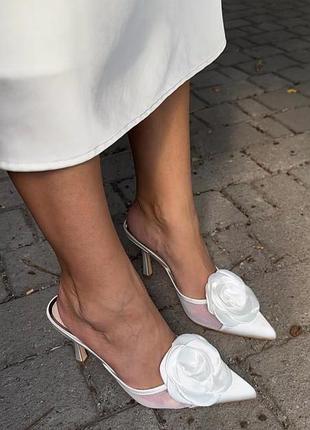 Туфли белые с бантом с розой