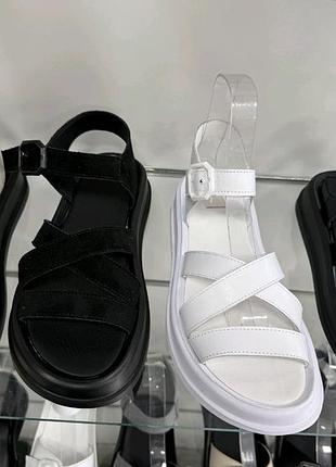 Чорні шкіряні босоніжки