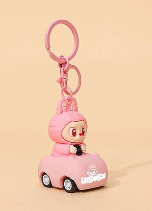 Брелок "labubu в машине" — розовая милая фигурка, силиконовый кулон на ключи, сумку или рюкзак лабубу