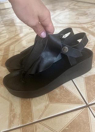 Босоніжки шкіряні