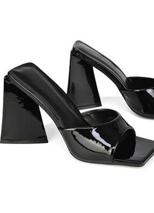 Босоніжки лакові