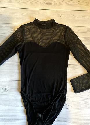 Черное боди с сетчастой вставкой