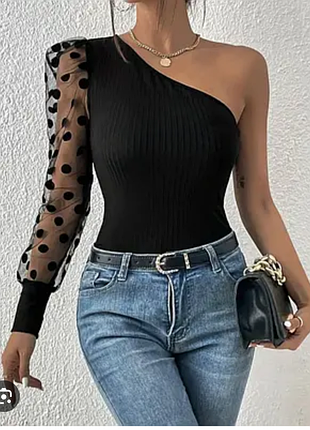 Черный гольф в рубчик с одним гипюровый рукавом р.38