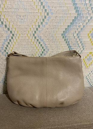 Сумочка з ремінцем бежева зі шкіри середнього розміру