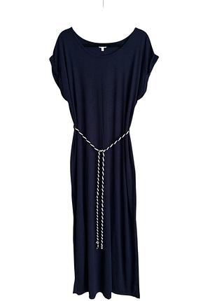 Довга сукня з розрізами по бокам