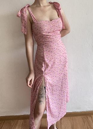 Довга рожева сукня з розрізом на ніжці