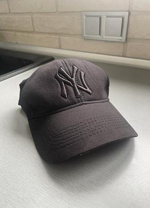 Чорна кепка унісекс