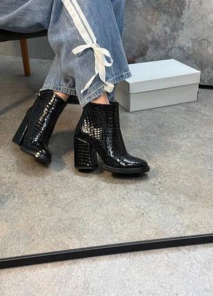 Шикарні класичні ботильони на зручному стійкому каблуку чорні