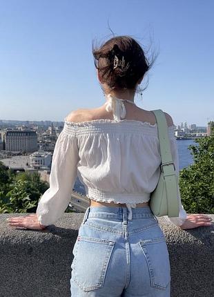 Блуза зі спущеними плечима