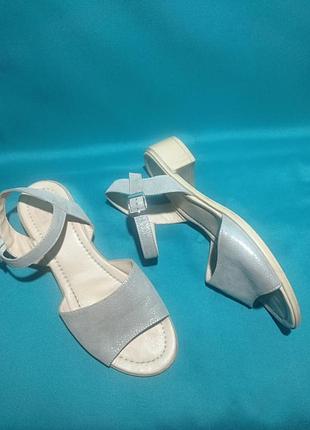 Босоніжки шкіряні зі сріблястим напиленням розмір 37,5 38 недорого