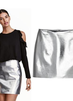 Трендовая стильная мини юбка серебряная серебристая металлик блестящая m - l с необработанным краем на молнии zara