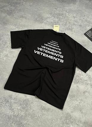 Чорна футболка з написом vetements