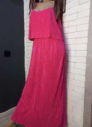 Красивое, стильное,фирменное, новое платье, ярка розовая, на брителях, плиссе
