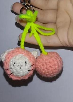 Брелок котик вишня с изогнутым ушком