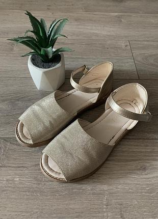 Продам босоніжки 2