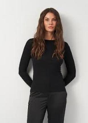 Футболка з довгим рукавом.