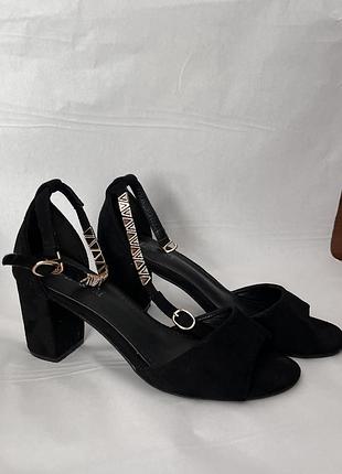 Стильні чорні босоніжки із замші