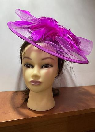 Коктейльний капелюшок кольору фуксіі на обручі