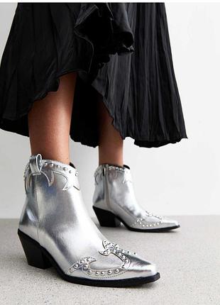 Срібні ковбойські чоботи зі штучної шкіри з шипами
