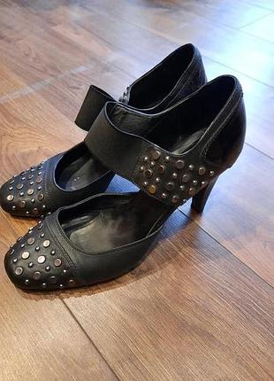 Кожаные босоножки на шпильке с шипами bata 41р
