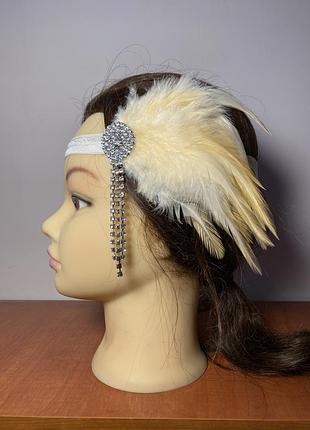 Повʼязка на волосся в стилі гетсбі з персиковим пірʼям