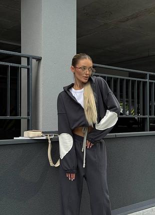 Спортивный костюм с укороченной кофтой с капюшоном с нашитыми вставками на рукавах с брюками палаццо