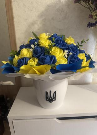 Патріотична композиція з троянд фоамірину 42 шт жовто-сині