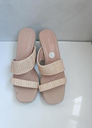 Трендовые на платформе шлепанцы