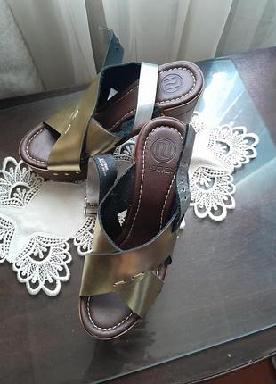 Нові фірмоаі босоніжки із нат.шкіри розмір39 італія