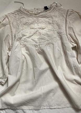 Блуза з вишивкою